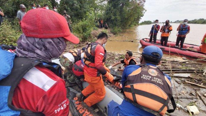 Tim SAR gabungan evakuasi Tarjuni (62), warga Dukuh Sirandu RT 14 RW 4, Desa Randumuktiwaren, Kecamatan Bojong, Kabupaten Pekalongan, Jawa Tengah yang tenggelam di Sungai Sragi.