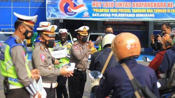 Satlantas Polrestabes Semarang mengajak warga untuk sarapan bareng di rumah makan dekat Pos Patwal Simpang Lima, Kota Semarang, Sabtu (2/10/2021).