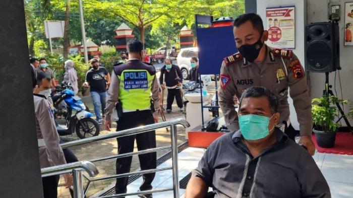 Satlantas Polrestabes Semarang mendata dan melatih para penyandang disabilitas dalam proses pembuatan SIM, di Kota Semarang, Sabtu (6/3/2021).