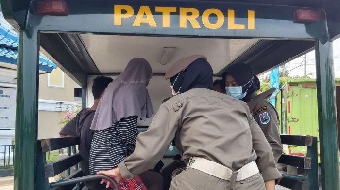 Petugas Satpol PP Kota Tegal menertibkan gelandangan untuk didata dan mendapatkan pembinaan di Kantor Satpol PP Kota Tegal.