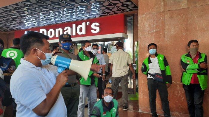 Petugas Satpol PP Kota Semarang membubarkan kerumunan dan menutup sementara McDonald's Mall Ciputra, Rabu (9/6/2021)