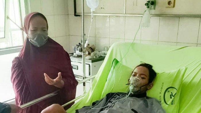 Satria Aji Purnama (19), warga Jalan Bima no 47, Dukuh Jatimerta, Desa Jatibogor, Kecamatan Suradadi, Kabupaten Tegal, mengidap penyakit kronis