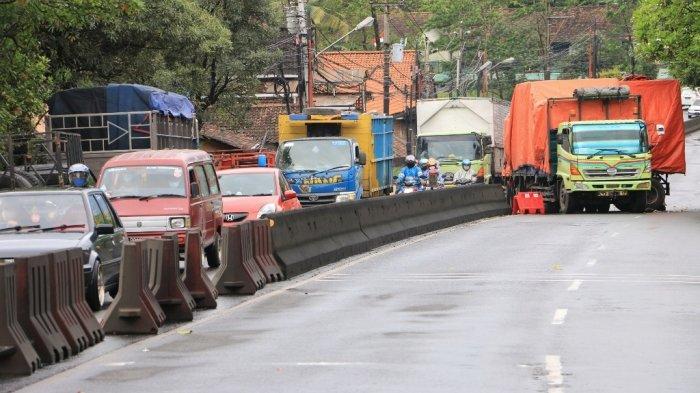 Sebuah truk kontainer mengalami patah pada gandengan yang menyebabkan kemacetan panjang di Jalan Gatot Subroto Kabupaten Semarang, Jawa Tengah, Kamis (25/02/21). Kemacetan terjadi dari arah Ungaran menuju Semarang dan sebaliknya dari Semarang menuju Kabupaten Ungaran. Sejumlah petugas kepolisian dari Polres Ungaran terlihat mengurai arus kemacetan. (Tribun Jateng/Hermawan Handaka) - 1