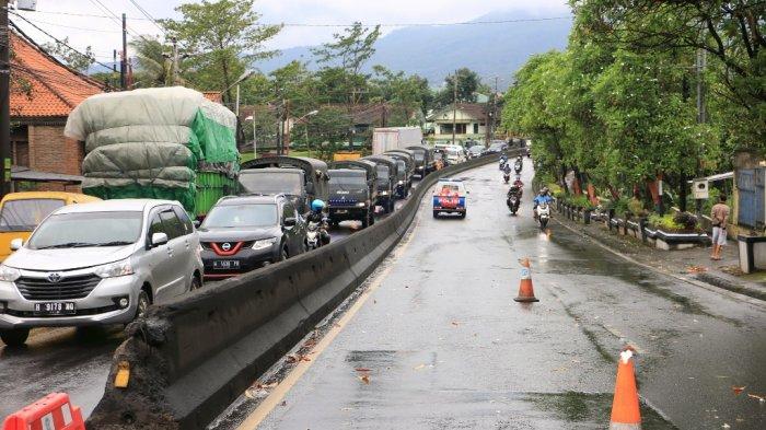 Sebuah truk kontainer mengalami patah pada gandengan yang menyebabkan kemacetan panjang di Jalan Gatot Subroto Kabupaten Semarang, Jawa Tengah, Kamis (25/02/21). Kemacetan terjadi dari arah Ungaran menuju Semarang dan sebaliknya dari Semarang menuju Kabupaten Ungaran. Sejumlah petugas kepolisian dari Polres Ungaran terlihat mengurai arus kemacetan. (Tribun Jateng/Hermawan Handaka)