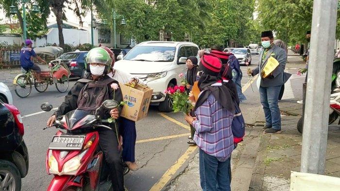 Sejumlah OKP di Kota Solo bagikan bunga mawar sebagai simbol perdamaian atas aksi terorisme di Makassar dan Mabes Polri, Jumat (3/4/2021).