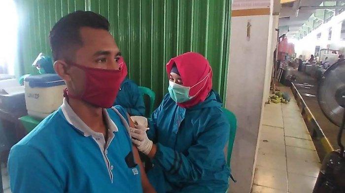 Sejumlah pedagang dan petugas Pasar Mranggen mengikuti vaksinasi dosis pertama, Sabtu, (6/3/2021).
