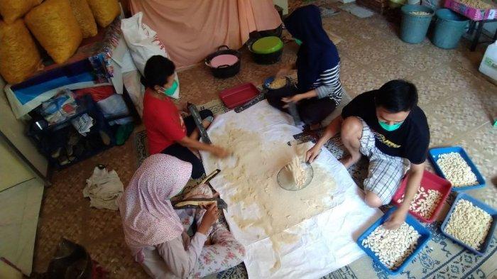 Sejumlah pegawai tengah membuat kue keciput di Toko Barokah 78, Jalan dr Wahidin Sudiro Husodo nomor 78, RT 2 RW 2, Kelurahan Demangan, Kecamatan Kota?, Kabupaten Kudus, Sabtu (24/4/2021).?