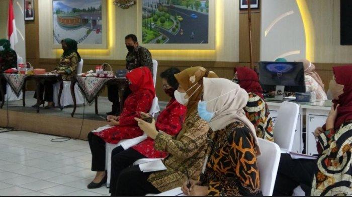 Seminar Parenting dan Peran Bunda Paud Menuju Layanan Paud Berkualitas yang dilaksanakan secara daring dan luring
di Ruang Purwokerto Smart Room Graha Satria Purwokerto, Kamis (8/4/2020).