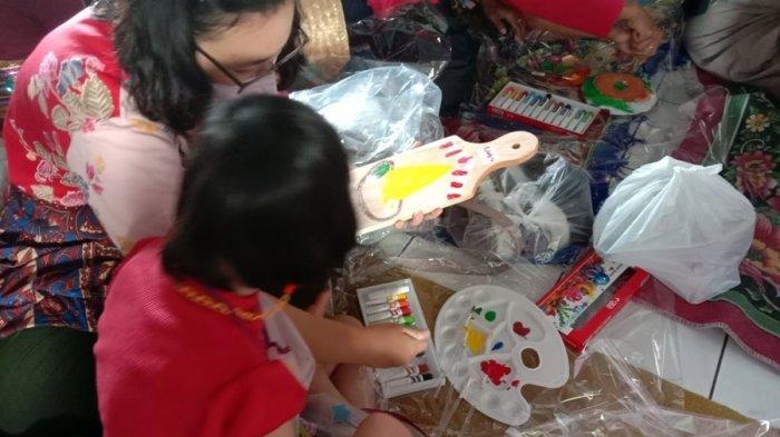 Siswa Lembaga Terapi Anak Berkebutuhan Khusus, RBA Kabupaten Kudus mengikuti lomba melukis gerabah dalam pagelaran seni dan kreasi anak, Minggu (28/8/2022).