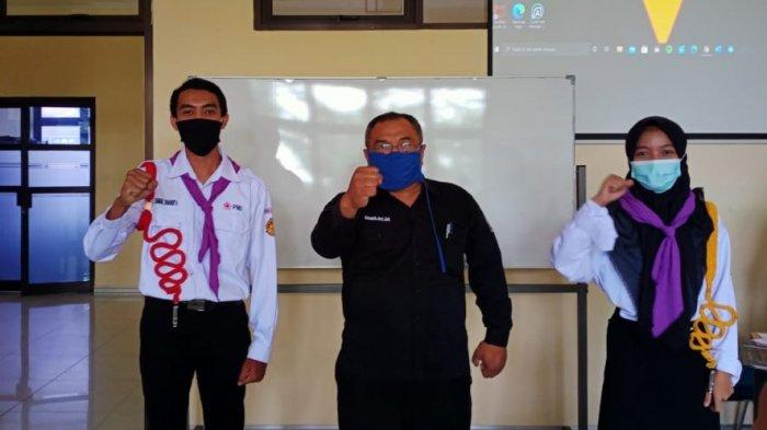 Sentot Banyuaji D melantik Pengurus Korps Sukarela Palang Merah Indonesia (KSR PMI) Unit USM periode 2021, di Gedung V USM, kemarin.