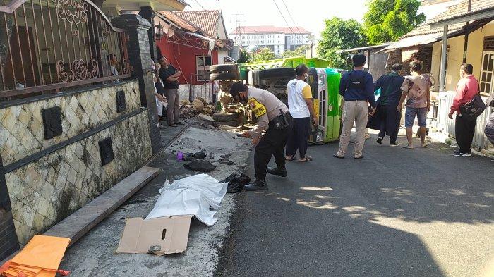 Seorang pria tewas tertindih truk muatan material batu di Jalan Teuku Umar, RT 2 RW 4 Tinjomoyo, Banyumanik, Kota Semarang, Selasa (27//7/2021).