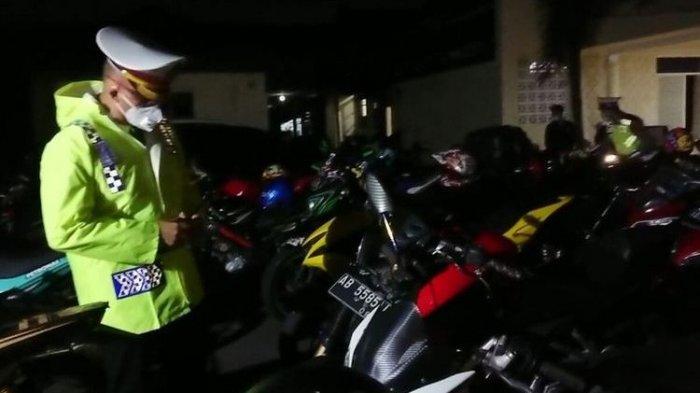 Sepeda motor menggunakan knalpot bising diamankan polisi di Mako Satlantas Polresta Solo, Sabtu (13/3/2021).