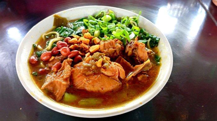 -Seporsi Mie Ayam Kamsir yang memiliki kuah kental dan rasa cenderung manis pedas, Senin (25/7/2022).