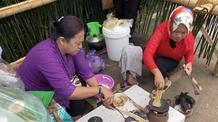 Warga setempat membuat kue serabi khas Ngampin saat acara Serabi Klasik Asik di Lonjong, Ngampin, Kecamatan Ambarawa, Kabupaten Semarang, Minggu (14/8/2022).