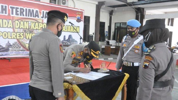 Kapolres Wonogiri AKBP Christian Tobing, SIK, MH, MSi memimpin upacara serah terima jabatan (sertijab) Kabag Sumda dan empat Kapolsek. Upacara digelar Rabu sore (10/3) di hall Mapolres Wonogiri.