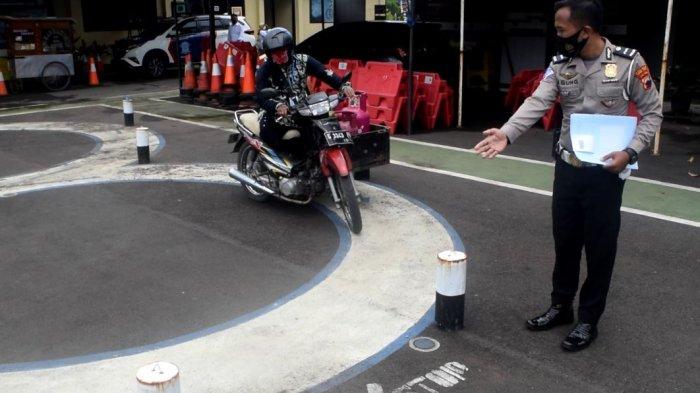 Seorang disabilitas fisik mengikuti ujian SIM D di Mapolres Tegal Kota, Senin (8/3/2021).