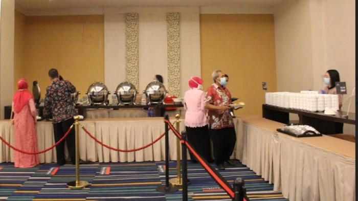 Simulasi penyelenggaraan pernikahan di Hotel Santika Pekalongan dengan menerapkan protokol kesehatan.