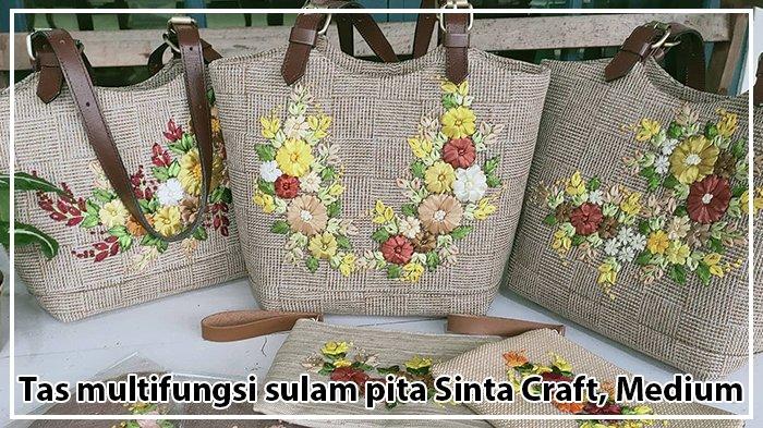 Tas multifungsi sulam pita medium, warna krem/mocadimensi : Alas 12x21cm, Tinggi 22cm, lebar atas 33cm, interior tas : saku dalam 2, saku belakang 1, kantong hp2. Handle kulit asli, bisa dipanjang-pendekkan. Harga Rp.350.000