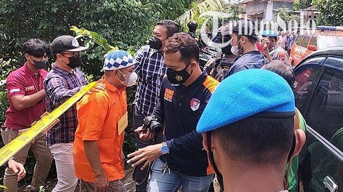 SJ alis Godek usai mengikuti rekontruksi tewasnya istrinya di sebuah rumah di Dusun Dukuh, Kelurahan Popongan, Kecamatan/Kabupaten Karanganyar, Rabu (16/3/2022).