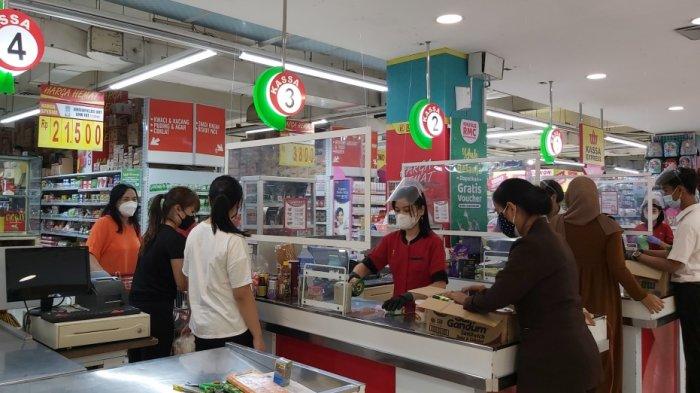 Suasana pusat perbelanjaan di Rita Supermall Tegal, Jumat (16/7/2021). Hanya pusat perbelanjaan, usaha kuliner, dan usaha kesehatan yang diperbolehkan beroperasi selama PPKM Darurat Jawa- Bali.