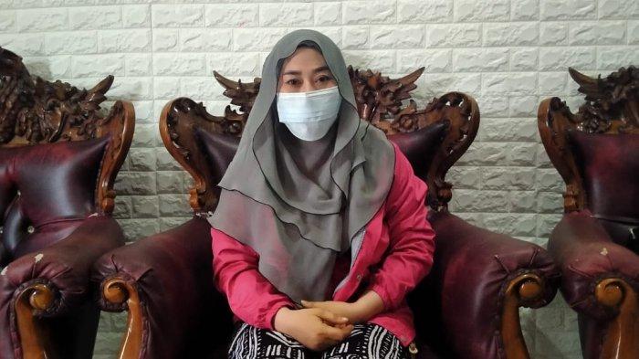 Sumiyatun (36) saat ditemui Tribun Jateng di rumahnya, di Desa Banjarsari, Kecamatan Sayung, Minggu, (10/01/2021). Dia dilaporkan anak kandungnya di Polres Demak atas dugaan penganiayaan.