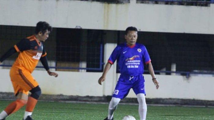 BAPAK-BAPAK - Pemain sepakbola usia 45 ke atas saat main di Stadion Citarum Semarang beberapa waktu lalu.