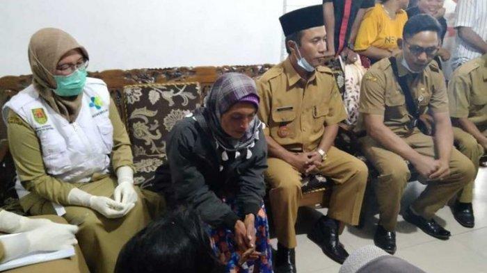 Surati, warga Kecamatan Sawangan, Kabupaten Magelang, ditemukan selamat di lereng Gunung Merapi, Kabupaten Boyolali, Senin (24/5/2021).