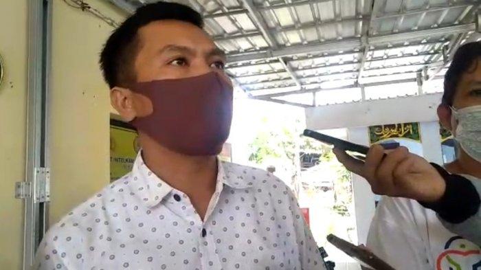 Susatyo Andrianto, anak dari Sukendro, saat menyampaikan kekesalannya atas tuduhan menutup akses jalan warga dengan bangunan di Mapolsek Petarukan, Sabtu (13/3/2021).