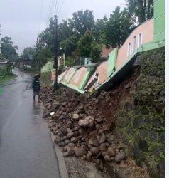 Diguyur Hujan Lebat Disertai Angin Kencang, Talud SD Longsor dan Pohon Jati Tumbang Timpa Rumah