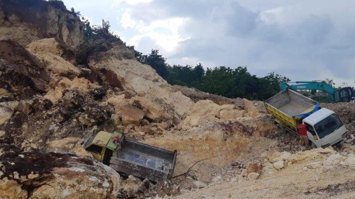 Tanah longsor di area tambang batu padas Dukuh Sono, Desa Baleadi, Kecamatan Sukolilo, Kabupaten Pati, Kamis (24/12/2020).