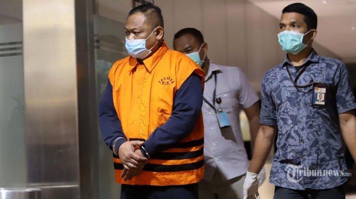 Tersangka operasi tangkap tangan (OTT) KPK dalam kasus dugaan suap bantuan sosial (bansos) Covid-19, Matheus Joko Santoso selaku Pejabat Pembuat Komitmen di Kemensos bersama Ardian IM selaku swasta dan Harry Sidabuke dihadirkan pada konferensi pers di Kantor KPK, Jakarta Selatan, Minggu (6/12/2020) dini hari. KPK menetapkan lima tersangka termasuk Menteri Sosial, Juliari P Batubara terkait dugaan suap bantuan sosial Covid-19 dan mengamankan total uang sejumlah Rp 14,5 miliar yang terdiri dari mata uang rupiah dan mata uang asing. Rinciannya yakni Rp 11,9 miliar, USD 171.085, dan sekitar SGD 23.000. Tribunnews/Herudin