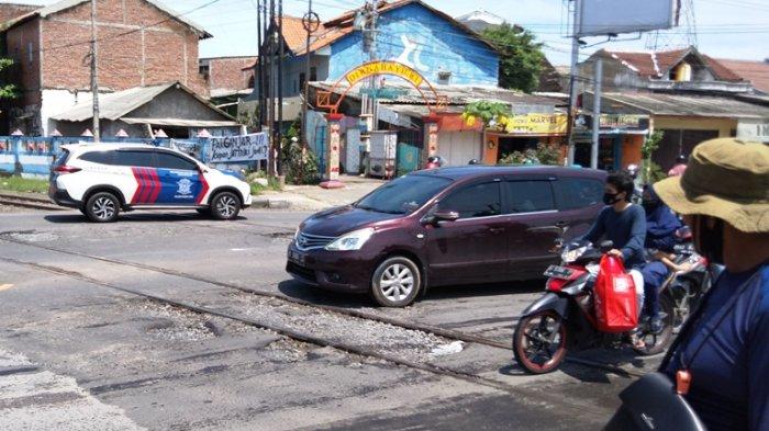 Polisi mengevakuasi jenazah pengendara yang meninggal kecelakaan tertabrak kereta api di perlintasan Kaligawe Semarang, Minggu (20/12/2020) pagi.