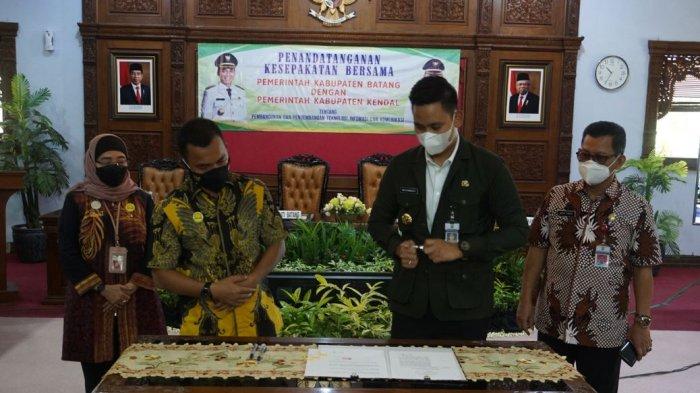 Bupati Batang Wihaji bersama Bupati Kendal Dico M Ganinduto menandatangani MoU tentang pembangunan dan pengembangan teknolgi dan komunikasi di Aula Kantor Bupati Batang, Jum’at (12/3/2021).