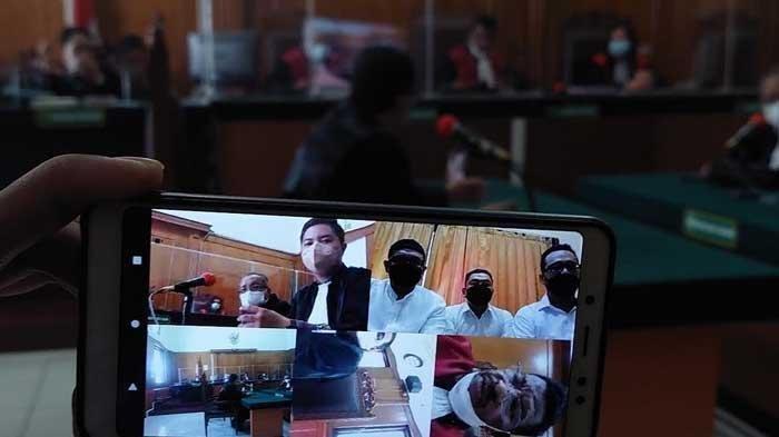 Tiga oknum polisi pesta narkoba jalani sidang perdananya di Pengadilan Negeri Surabaya, Kamis (16/9/2021). Sidang tersebut digelar secara virtual.
