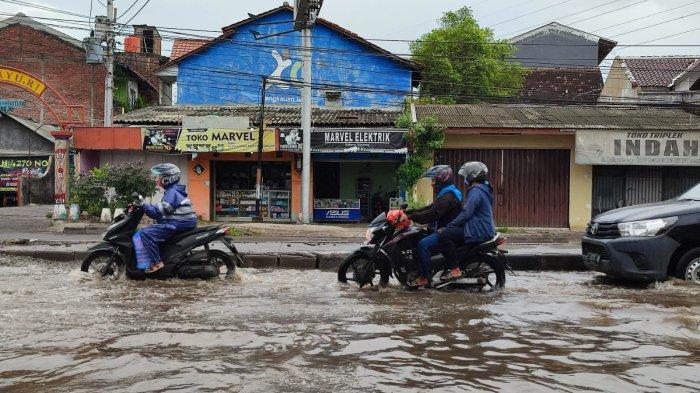 Tiga titik wilayah di Kecamatan Genuk Kota Semarang masih digenangi banjir hingga Kamis (11/10/2021) siang.