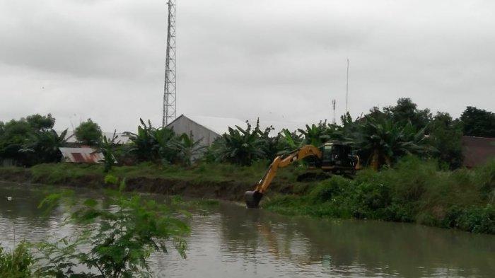 Tim gabungan dari BPBD, DPUPR, TNI, dan warga Kendal membersihkan eceng gondok yang tumbuh subur di Kali Buntu untuk mengantisipasi banjir, Rabu (20/1/2021).