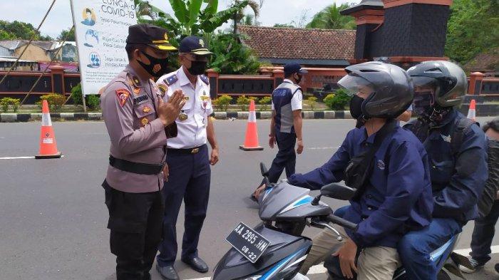 Tim gabungan Satgas Covid-19 Kabupaten Purbalingga saat melakukan penyekatan di wilayah perbatasan di Desa Jompo, Kecamatan Kalimanah, Kabupaten Purbalingga, pada Senin (11/1/2021).