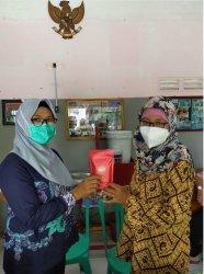 Tim PKM USM foto bersama dengan pelaku industri rumahan jahe alang-alang instan di Pesanggrahan, Kelurahan Mlatibaru, Kecamatan Semarang Timur, kemarin.