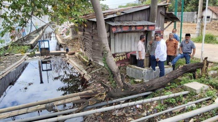Komisi III DPRD Kabupaten Pekalongan meninjau drainase yang ada di Kecamatan Tirto