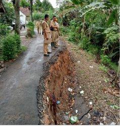 Separo Badan Jalan Longsor, Hanya Bisa Dilalui Motor
