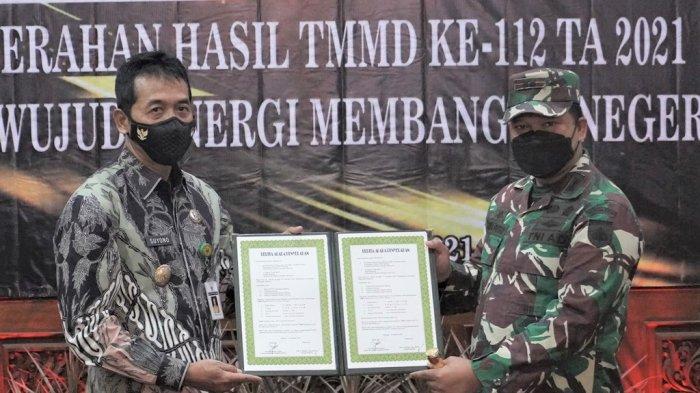 Komandan Kodim 0736 Batang Letkol Arh Yan Eka Putra saat menyerahkan hasil TMMD reguler 112 kepada Wakil Bupati Batang Suyono di Aula Bupati, Kabupaten Batang, Kamis (14/10/2021).
