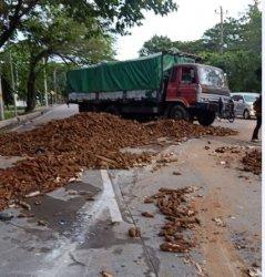 Kecelakaan antara tronton muatan gandum dan truk muatan singkong di tanjakan Jalan Perintis Kemerdekaan, Banyumanik, Kota Semarang, Sabtu (27/2/2021).