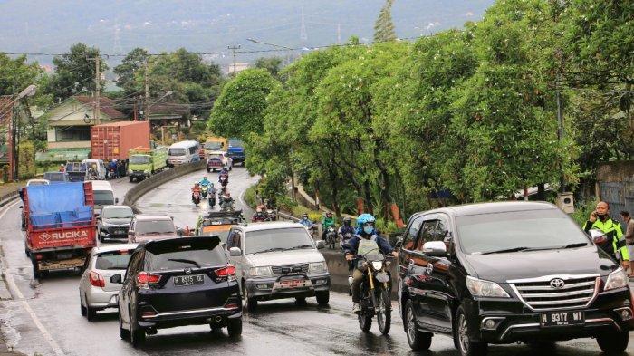Sebuah truk kontainer mengalami patah pada gandengan yang menyebabkan kemacetan panjang di Jalan Gatot Subroto Kabupaten Semarang, Jawa Tengah, Kamis (25/02/21). Kemacetan terjadi dari arah Ungaran menuju Semarang dan sebaliknya dari Semarang menuju Kabupaten Ungaran. Sejumlah petugas kepolisian dari Polres Ungaran terlihat mengurai arus kemacetan. (Tribun Jateng/Hermawan Handaka) - 2