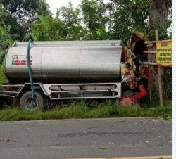 Truk tangki yang mengalami kecelakaan tunggal di jalan raya masuk Desa Kesuben, Kecamatan Lebaksiu, Kabupaten Tegal, pada Kamis (18/2/2021) pagi sekitar pukul 05.30 WIB. Pada peristiwa ini sopir tewas di tempat karena alami luka di bagian kepala.