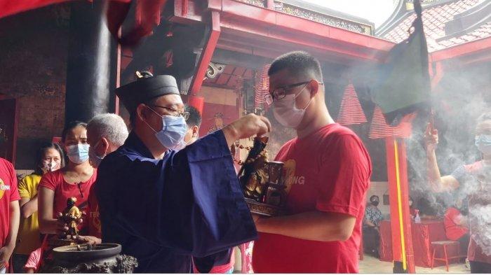 Umat Konghucu di Kota Tegal, melakukan upacara pemindahan patung dewa dari singgasana ke altar tengah Kelenteng Tek Hay Kiong Kota Tegal, Kamis (25/2/2021).