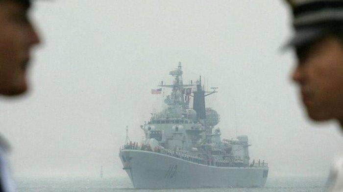 USS Curtis Wilbur (DDG54), sebuah kapal penghancur rudal kelas AEGIS Angkatan Laut AS, tiba di pelabuhan Qingdao, 13 September 2005 di Qingdao, di provinsi Shandong, China Timur.