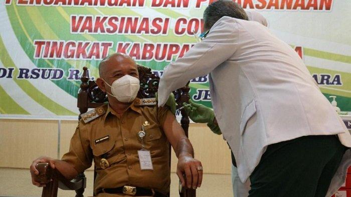 Bupati Jepara, Dian Kristiandi menjadi orang pertama yang divaksinasi virus corona di RSUD R.A. Kartini, Senin (25/1/2021).