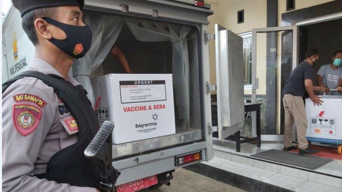 Sebanyak 5.880 dosis vaksin Covid-19 tiba di gedung farmasi Dinas Kesehatan Kabupaten Pekalongan, Minggu (24/1/2021) pukul 12.45 WIB dengan pengawalan ketat dari anggota Polres Pekalongan den dengan bersenjata lengkap.
