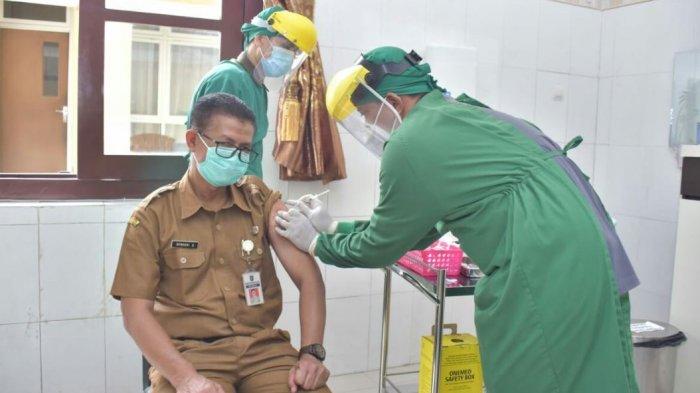 Pencanangan vaksinasi Covid-19 tahap pertama termin kedua oleh perwakilan 10 pejabat di lingkungan Kabupaten Tegal, berlokasi di RSUD dr Soeselo Slawi, Senin (25/1/2021). Setelah pencanangan ini, dilanjutkan vaksinasi oleh seluruh tenaga kesehatan di wilayah Kabupaten Tegal.