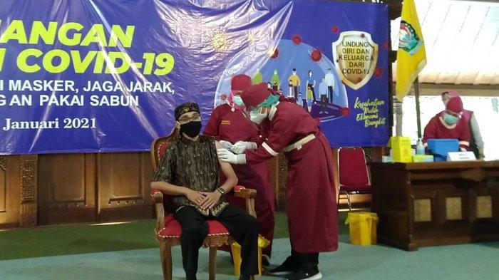 Vaksinasi Covid-19 tahap pertama menyasar Forkompimda dan Nakes di Temanggung, Senin (25/1/2021).